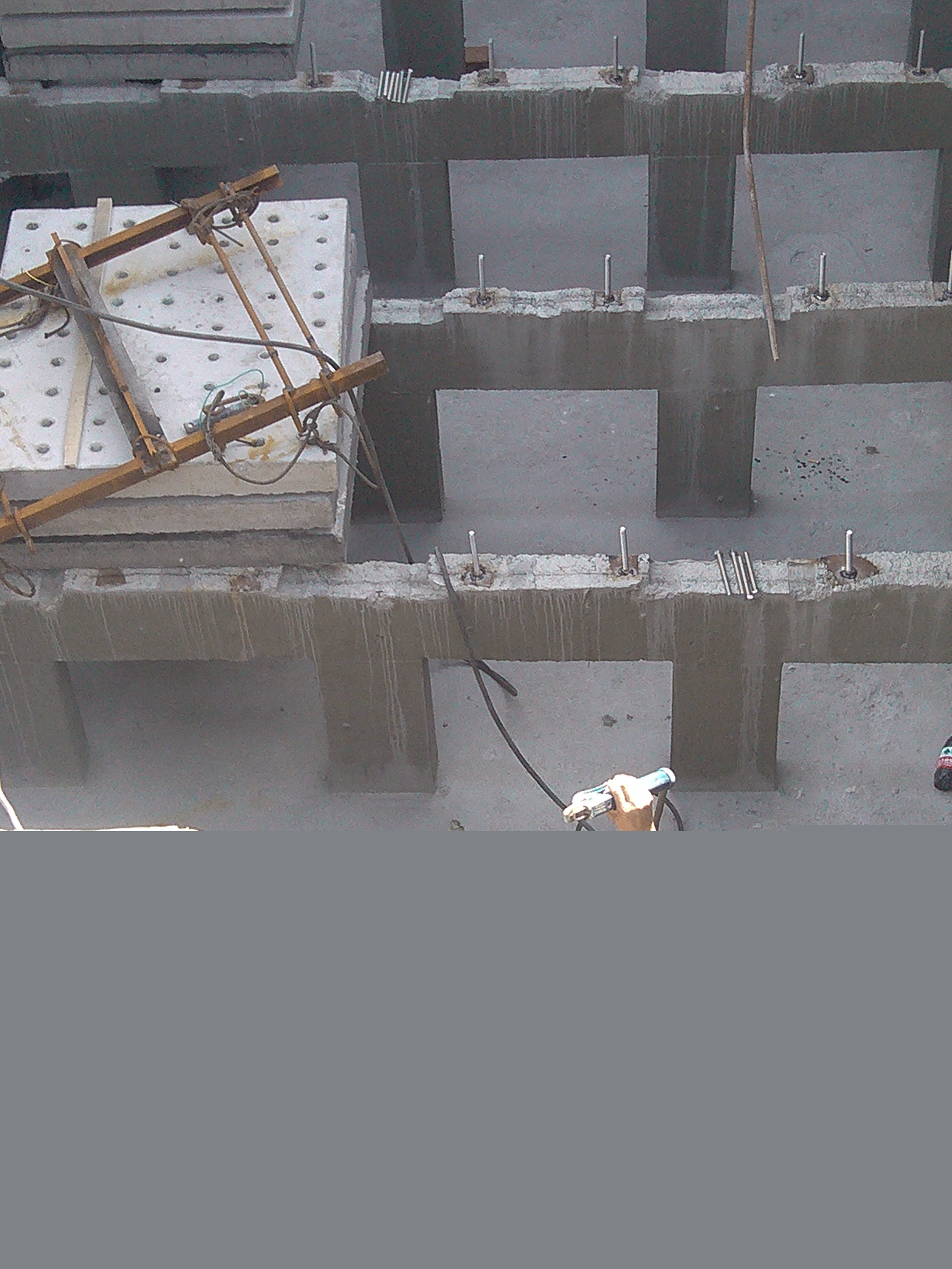 鞏義水廠(chǎng)項(xiàng)目，混凝土濾板安裝